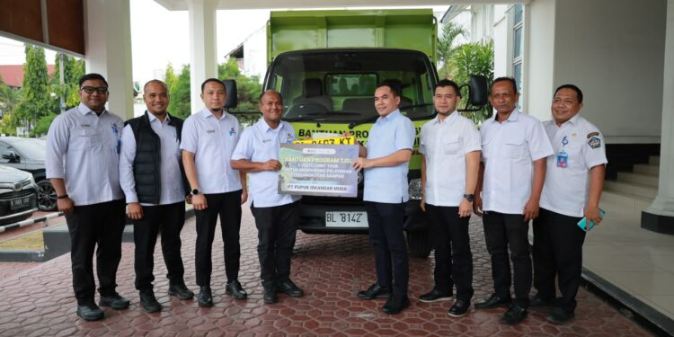 Wujudkan Lingkungan Bersih, PIM Dukung 1 unit Armada Truk Pengangkut Sampah kepada Pemerintah Kota Lhokseumawe
