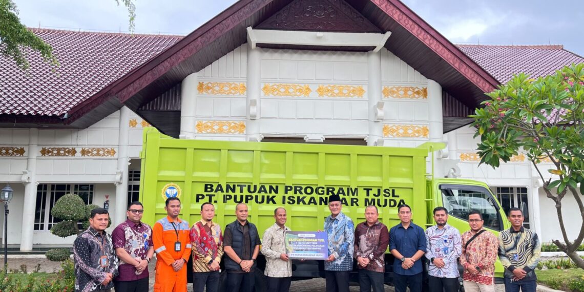 Bupati Aceh Utara Diwakili Sekda Terima Bantuan Dump Truck dari PT PIM