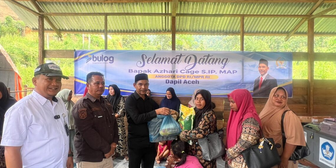 Senator Aceh Azhari Cage Salurkan Sembako untuk Warga Beutoeng Ateuh Banggalang Nagan Raya