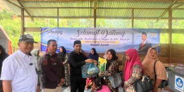 Senator Aceh Azhari Cage Salurkan Sembako untuk Warga Beutoeng Ateuh Banggalang Nagan Raya