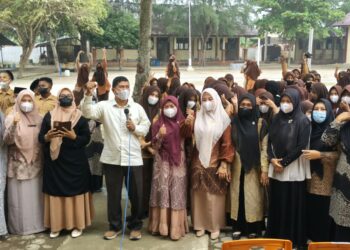 Cegah Dampak Kabut Asap Karhutla, Kepala SMPN 1 Lapang Bagikan Masker Untuk Seluruh Siswa