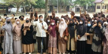 Cegah Dampak Kabut Asap Karhutla, Kepala SMPN 1 Lapang Bagikan Masker Untuk Seluruh Siswa